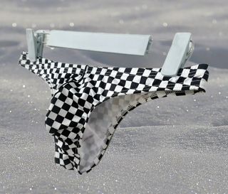 Braguita bikini cuadros blanco y negro