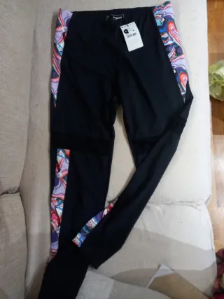 Leggings negros DESIGUAL con estampado multicolor