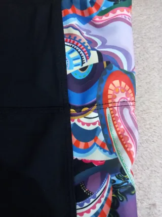 Leggings negros DESIGUAL con estampado multicolor