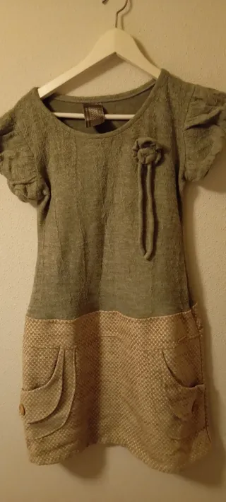 Vestido gris y marrón con bolsillos