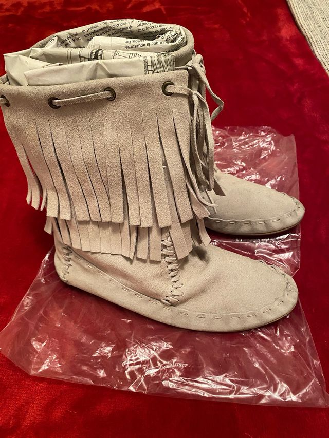 Botas de ante color marfil, con flecos