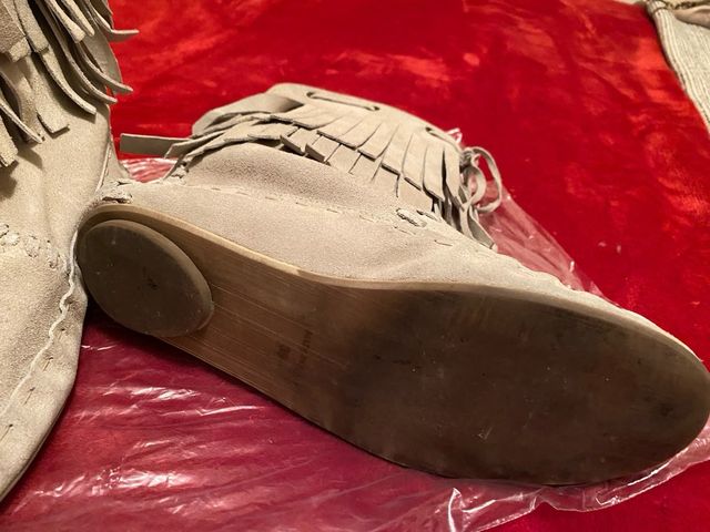 Botas de ante color marfil, con flecos