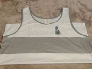 Camiseta tirantes running gris y blanco
