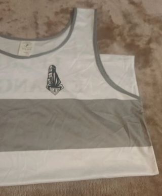 Camiseta tirantes running gris y blanco