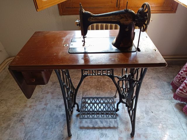 Máquina de coser Singer con cajón
