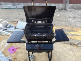 Barbecue a gas nero in metallo e plastica con combustione