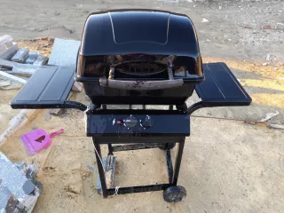 Barbecue a gas nero in metallo e plastica con combustione