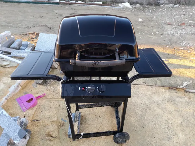 Barbecue a gas nero in metallo e plastica con combustione