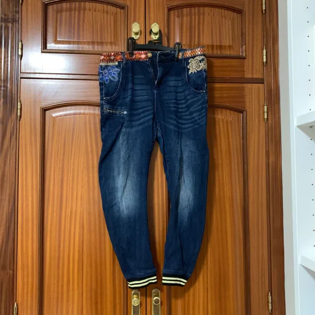 Vaqueros Desigual con bordados