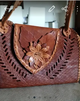 Bolso de cuero artesanal con flor Nunca se usó
