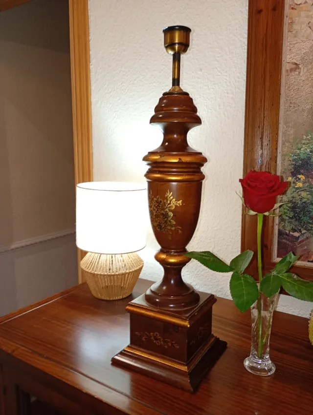Antigua lámpara sobremesa madera motivofloral oro