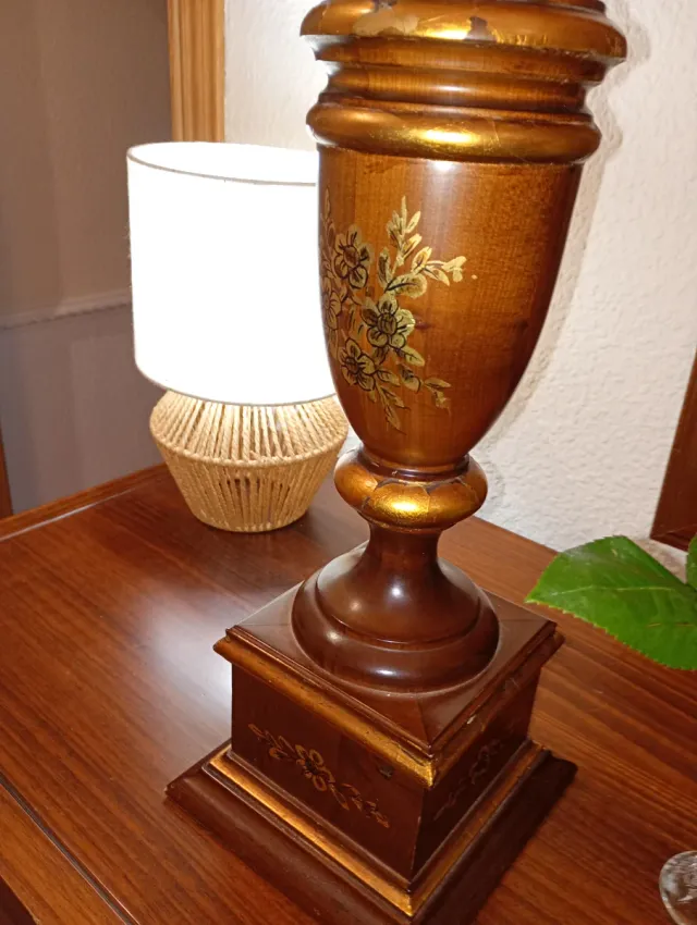 Antigua lámpara sobremesa madera motivofloral oro