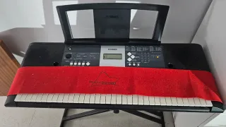 Teclado Yamaha con pie