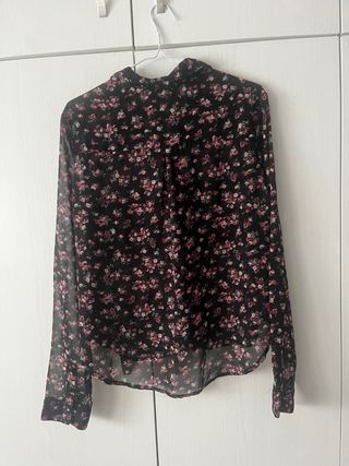 Camisa floral negra y rosa
