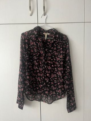 Camisa floral negra y rosa