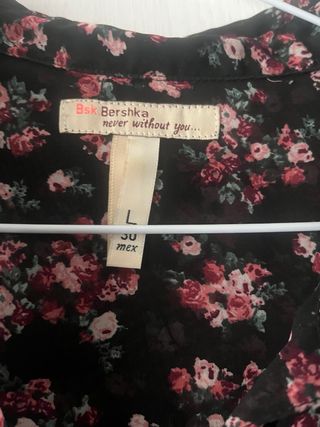 Camisa floral negra y rosa