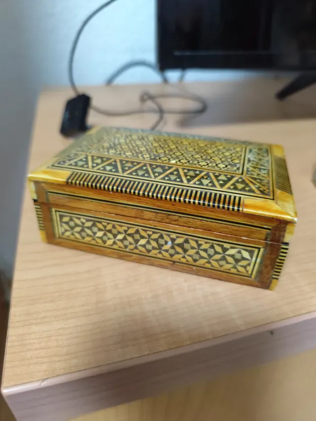 Cajita de madera antigua decorada