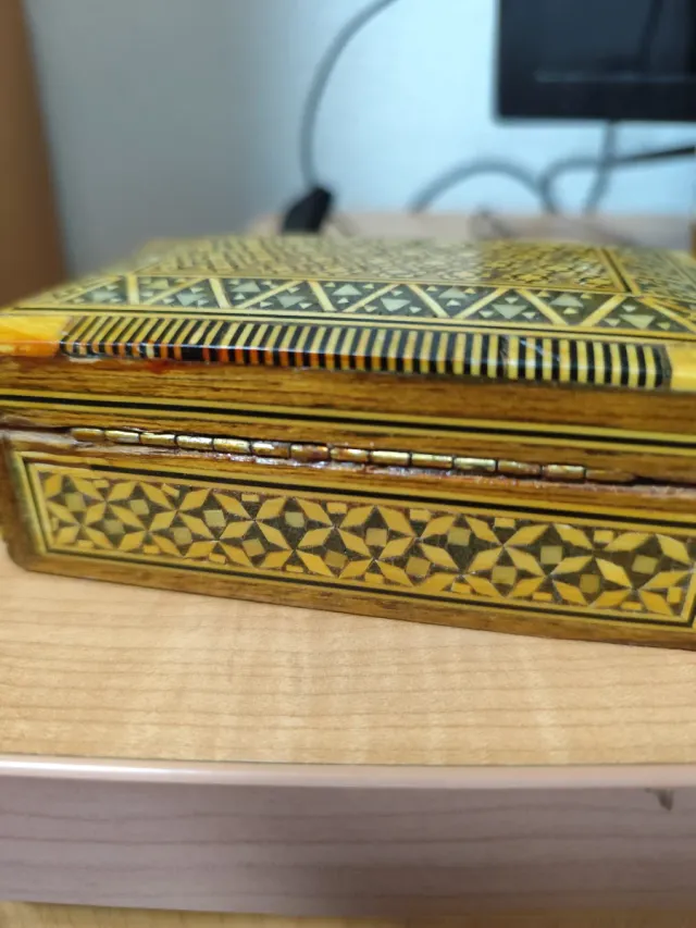 Cajita de madera antigua decorada