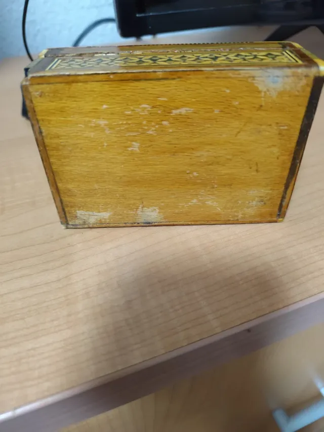 Cajita de madera antigua decorada