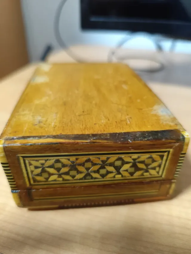 Cajita de madera antigua decorada