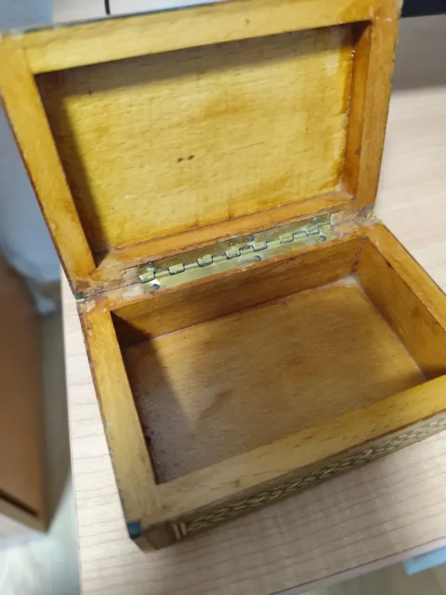 Cajita de madera antigua decorada