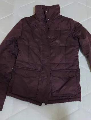 Chaqueta morada acolchada