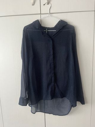 Camisa de lunares azul