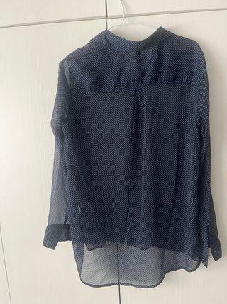 Camisa de lunares azul