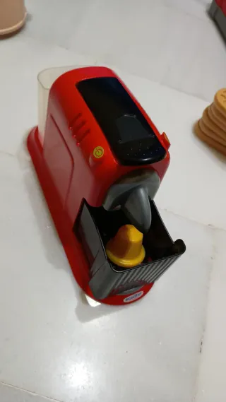 Cafetera de juguete roja