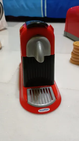Cafetera de juguete roja