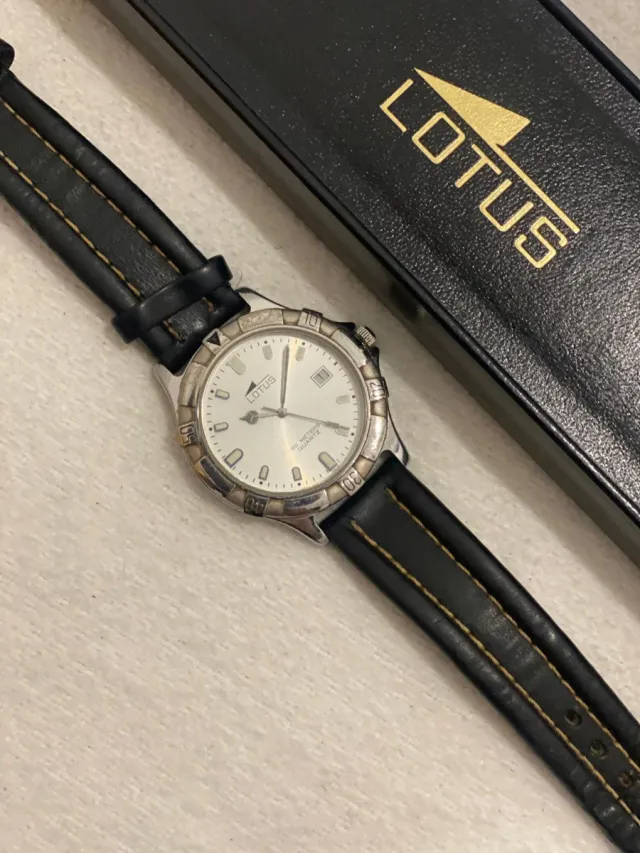 Reloj Lotus Negro y Plateado