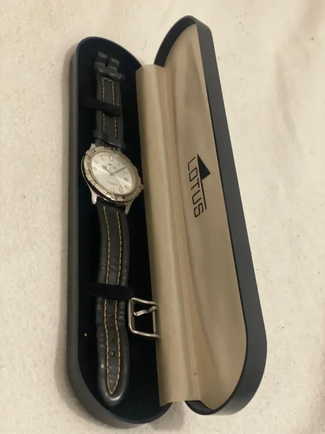Reloj Lotus Negro y Plateado