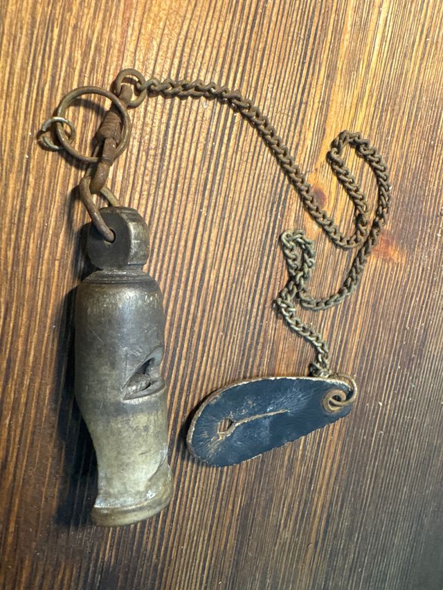 Antico fischietto di comando con catena