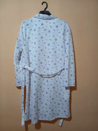 Bata de señora con estampado floral