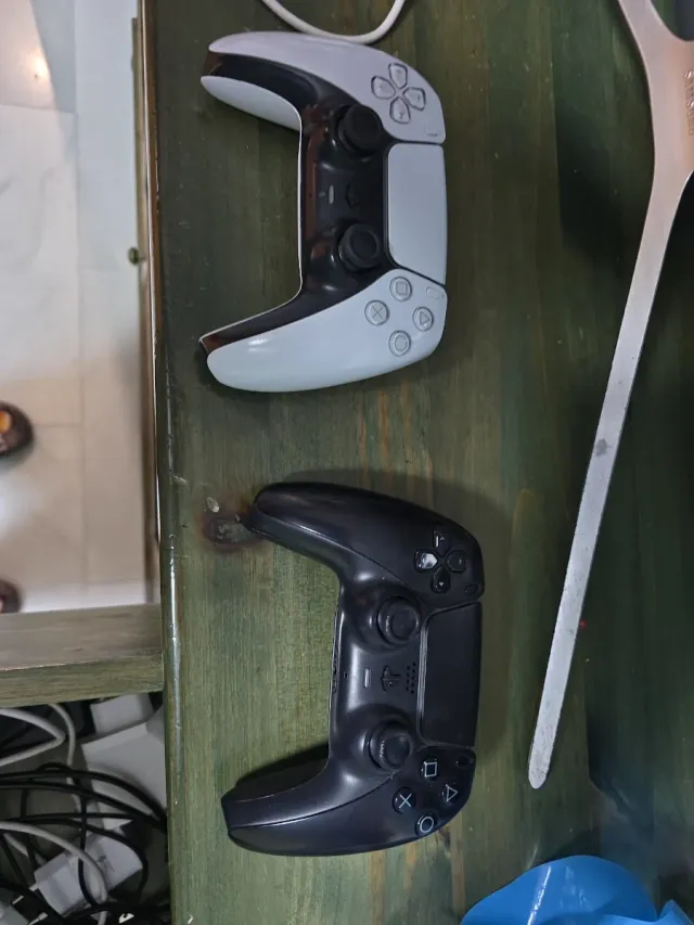 Consola PlayStation 5 de 1tb,mas 2 mandos y cables