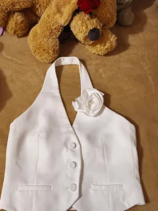 Chaleco elegante blanco con flor