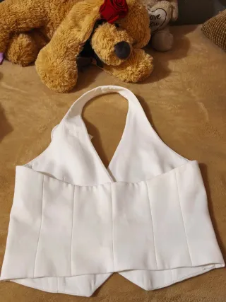 Chaleco elegante blanco con flor