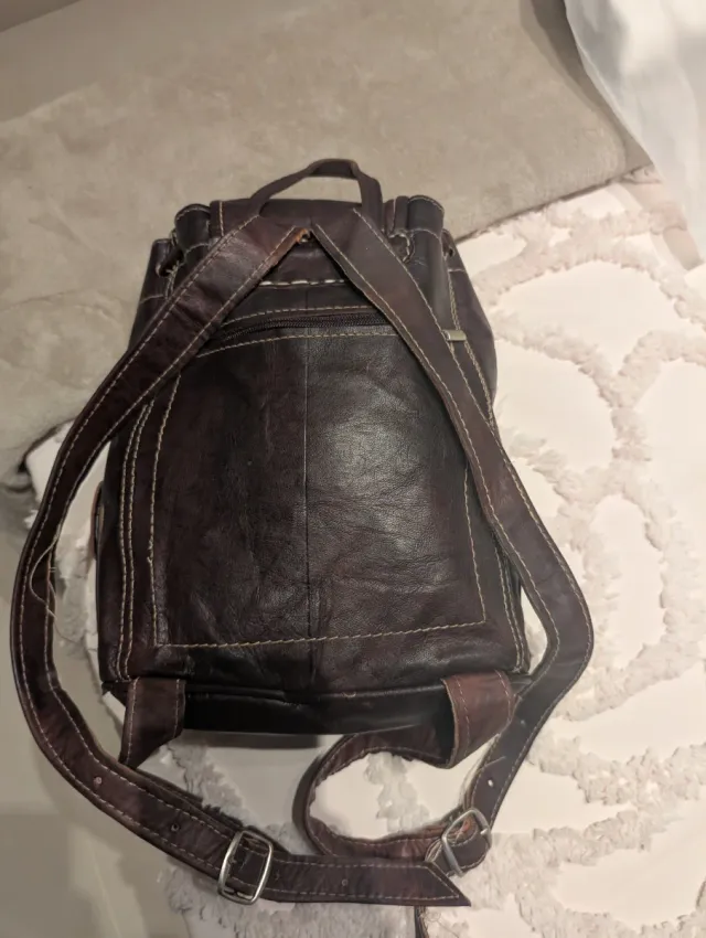 Mochila de cuero marrón