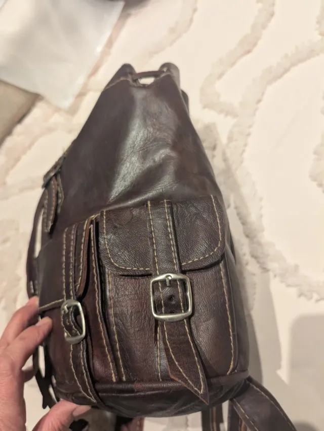 Mochila de cuero marrón