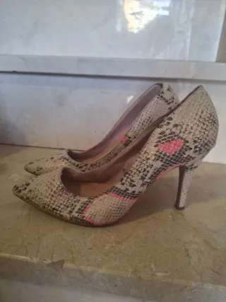 Zapatos de tacón estampado serpiente