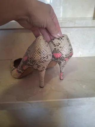 Zapatos de tacón estampado serpiente