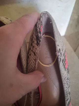 Zapatos de tacón estampado serpiente