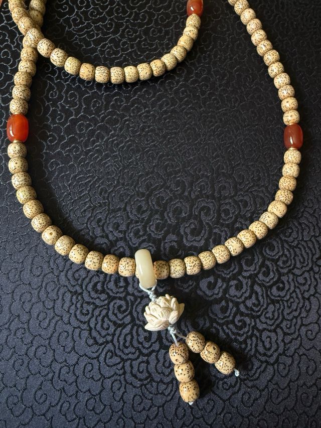 Collar budista con 108 cuentas de loto