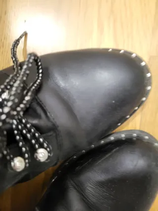 Botines negros con cordones y tachuelas