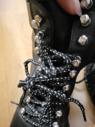 Botines negros con cordones y tachuelas