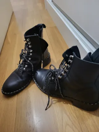 Botines negros con cordones y tachuelas