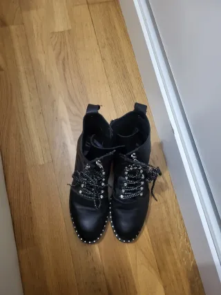 Botines negros con cordones y tachuelas