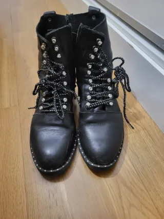 Botines negros con cordones y tachuelas