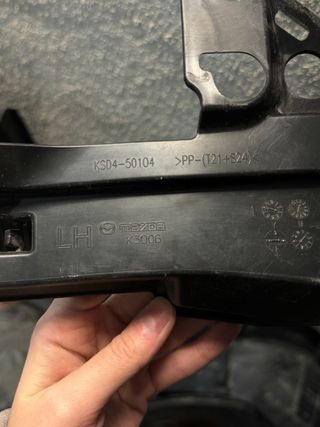 Cubierta Parachoques Delantero Mazda KSD4-50104 LH