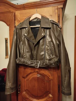 Chaqueta Zara verde oliva